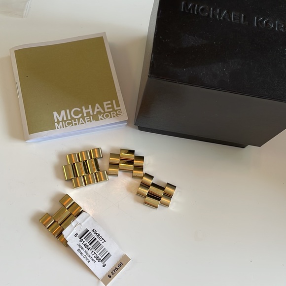 Michael Kors Oversized Runway Gold-Tone Watch - Picture 4 of 7